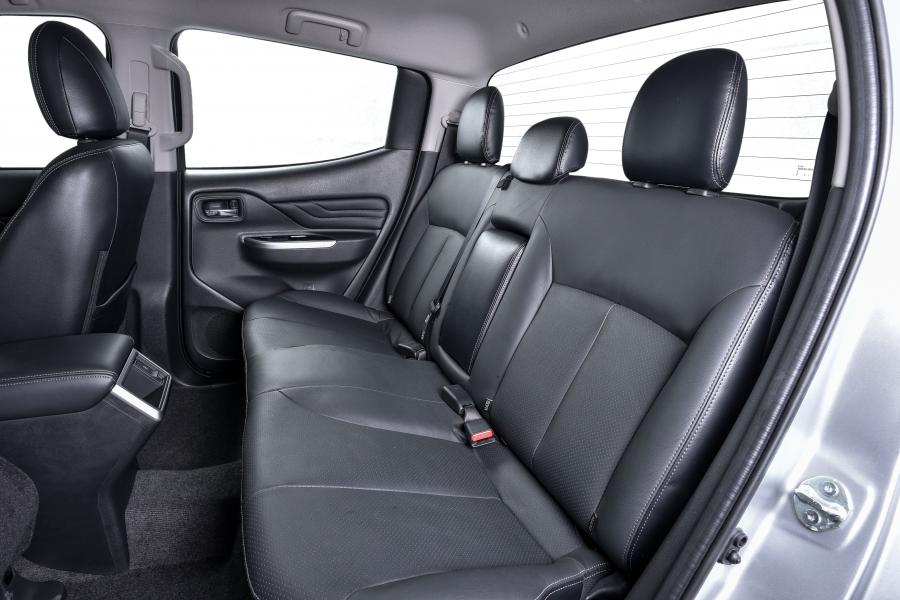 Интерьер Mitsubishi Triton Double Cab 2019 года  (ZA) (фото 22 из 40)